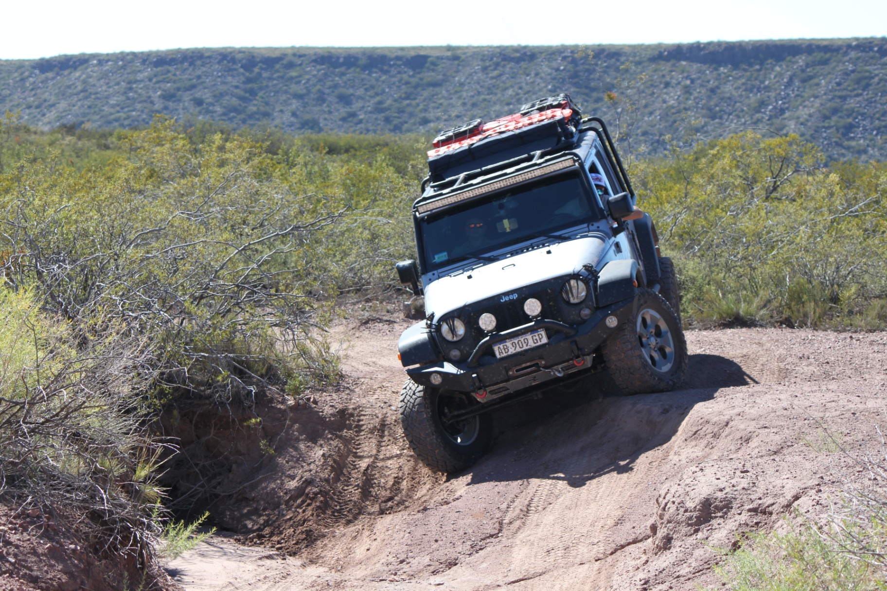 4x4 en montaña argentina al atardecer